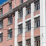 Central Hideaway In The Heart Of Old Town Streets