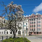 Central Hideaway In The Heart Of Old Town Streets